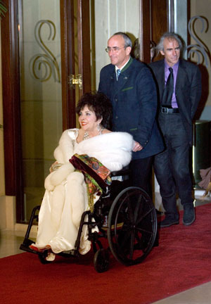 Actress Elizabeth Taylor arrives with her sons Christopher Wilding (C) and Michael Wilding Jr. for her 75th birthday party at the Ritz-Carlton in Lake Las Vegas, in Henderson, Nevada February 27, 2007. 