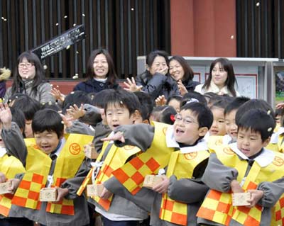 日本幼兒園小朋友舉行撒豆驅邪活動