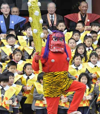 日本幼兒園小朋友舉行撒豆驅邪活動