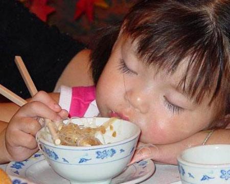 Sleeping while eating 我吃著吃著就睡著了