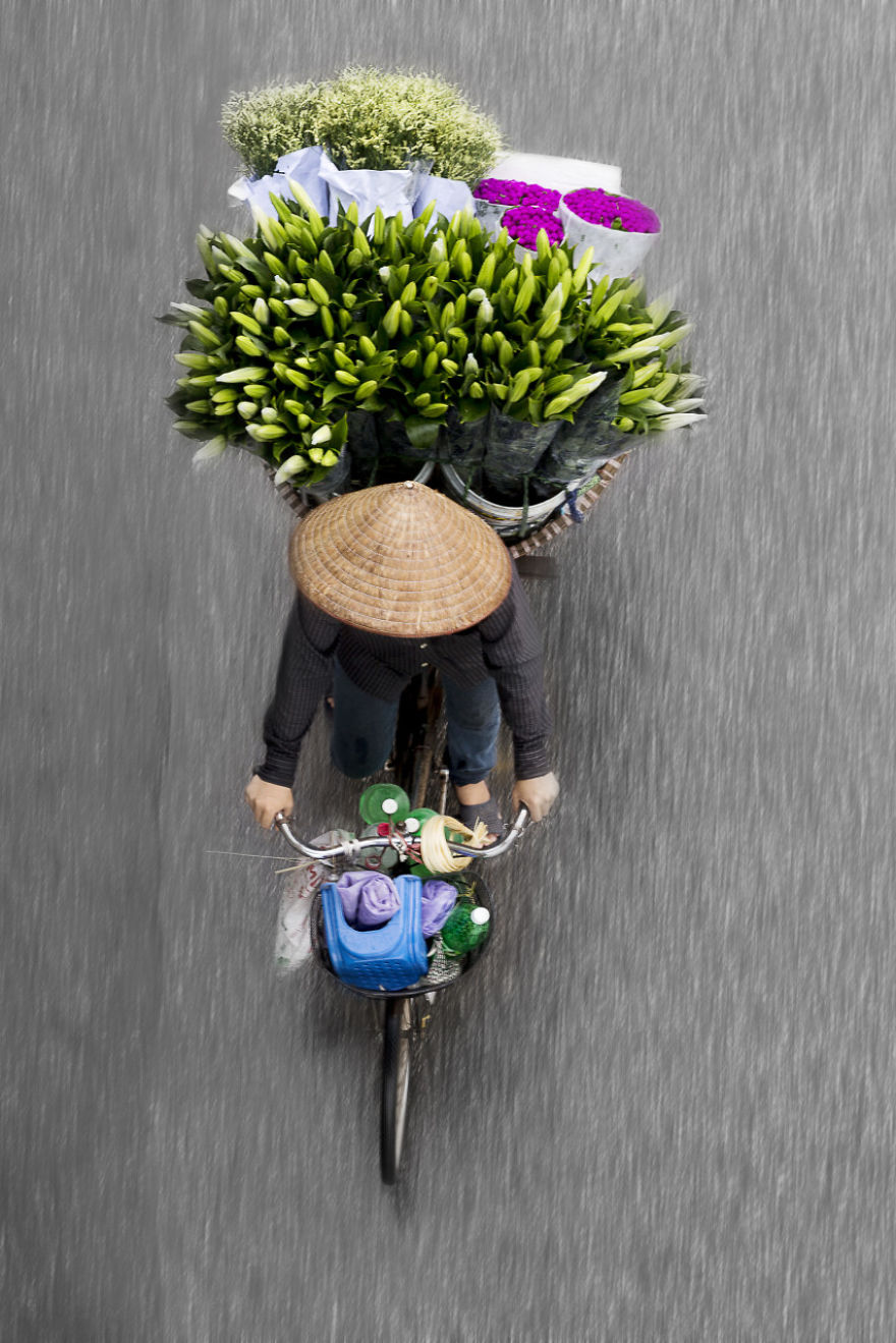 從橋上往下看 小販的三輪車也是一道風景（組圖）