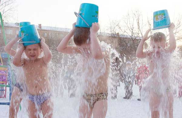 俄羅斯幼童雪地進(jìn)行冰桶挑戰(zhàn)