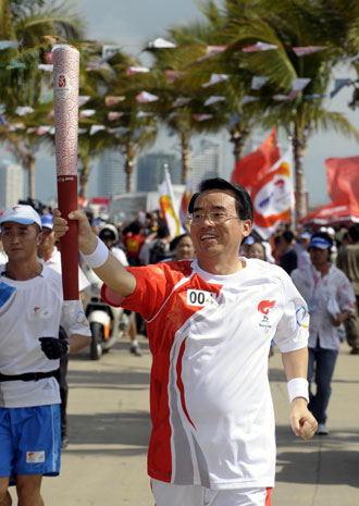 Beijing Olympic torch relay in Chinese mainland kicked off  