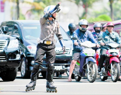 緩解堵車有高招 雅加達交警輪滑指揮交通