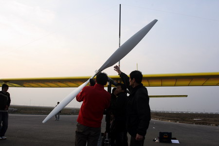 Manpowered plane takes off in Shanghai